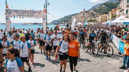 Parada solidaria navideña de muérdago y artesanía en Pineda de Mar
